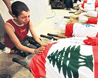 aramba Beyrutun iye kasabasnda srail uaklar tarafndan evlerinde vurulan Lbnanl siviller, dn gzyalar arasnda topraa verildi. Son yolculuuna uurlananlar arasnda 10 gnlk Waad da vard.