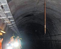 6-7 metrelik sondaj ubuu, metrodaki yzlerce yolcunun hayatn tehlikeye atmt.