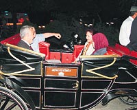 Tarık El Haşimi ve eşine fayton gezisinde Yalova Belediye Başkanı ve eşi eşlik etti.