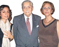 Osman Erturul doumgnnde ei Zeynep Hanm ve Asl Aydntabala birlikte.
