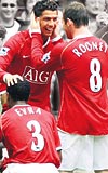 Ronaldo k bir gol atarken, arkada Evra kramponlar sildi. Rooney de tebrik eden ilk isim oldu.
