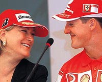 Geen yl Michael Schumachere nazar boncuu hediye eden Sabanc bu yl ei Corinnaya da, prlantalarla ssl tural kolye hediye edecek.