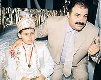SÜNNETE SERVET HARCAMIŞTI... Bedrettin Ekdi, 2001 Temmuz ayında Galatasaray adasında 9 yaşındaki oğluna 1 milyon YTL harcayarak, 21 sanatçı 4 manken ve birçok dansözün katıldığı bir sünnet düğünü yaptırmıştı. 
