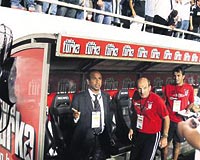 Beşiktaş yedek kulübesi sıcak havaya karşı ilginç bir çözüm buldu ve kulübenin önüne vantilatör koydu.