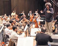 Dnya turundaki Tahran Senfoni Orkestras, Almanyada da konserler veriyor. Osnabrueck kentindeki konserde, klasik mziklerin yan sra rana zg eserlere de yer verildi.