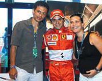 F.Bahçenin Brezilyalı yıldızı Alex de Souza, eşiyle birlikte Ferrari garajını ziyaret etti; sıralama birincisi vatandaşı Massayı kutladı.