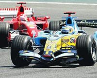 Alonso ve Schumacher arasnda son 13 turda yaanan ekime nefesleri kesti.