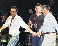 Ankarada konser veren Serdar Orta, Bakan Abdullah Glle sahnede el ele tututu.