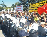 Pazarn kaldrlmasn protesto etmek iin Bykehir Belediyesi nne gelen kalabalkla polis arasnda arbede yaand.