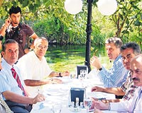 Bakan Pepe, Vali Koaklar, brokratlar ve yerel yneticiler Donatla balk iftliklerini konutu.