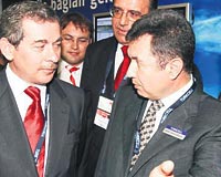 Babakan Yardmcs ener, Turkcell Ynetim Kurulu Bakan Mehmet Emin Karamehmet ile birlikte fuar gezdi.