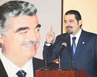 Saad Hariri, DEK heyetiyle Beyrutun merkezindeki ofis ve rezidans olarak kulland 7 katl binann altnc katndaki kabul salonunda grt. Hariri suikaste kurban giden babas Refik Haririnin resminin bulunduu yerde konumasn yapt.