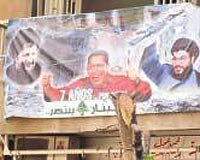 Beyrutun Hizbullaha bal mahallelerinde Venezella Devlet Bakan Hugo Chavezin resmi parti liderleriyle birlikte sergileniyor.