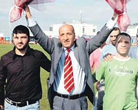VEDASI KISA SRD 2003-04 sezonunda Trabzonun bana geen Doan, 2004-05in 14.haftasnda grevinden istifa etmiti. Dn imza atan Doan daha sonra idmana kt.