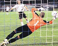 KAPANI PENALTIDAN Mataki son goln Almanya 89.dakikada penaltdan buldu. Derelinin penalt kararn verdii pozisyonda at Schneider kulland.