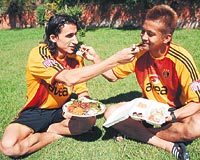 YEMEK KARDEL... Mehmet Topal, rportajdan nce namotoya kebap yedirdi. Japon futbolcu da Mehmete sushi ikram etti.