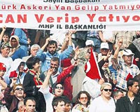 Babakan Erdoan protesto eden pankart, MHP l Bakanl hazrlatt.