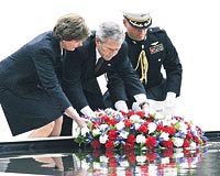 BUSHLAR ELENK BIRAKTI... ABD Bakan George W. Bush da, kiz Kulelerin bulunduu alan ei Laura Bushla birlikte ziyaret etti. Bush ve ei saldrnn dzenlendii yere lenlerin ansna elenk brakt.