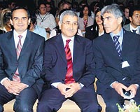 Durmu (ortada), MB Bakan Yardmcs Erdem Ba (solda) ve Trkiye Ekonomi Kurumu Ynetim Kurulu yesi Prof. Ercan Uygur ile birlikte oturdu.