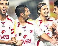 MUTLULUĞUN RESMİ...   İlk 6 haftada 4 beraberliği bulunan Galatasaray, Kayserispordan sonra ikinci galibiyetini Beşiktaşa karşı aldı. Sarı-kırmızılı futbolcular derbi zaferini getiren golü böyle kutladı.