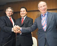 TRKYE OK Y BR SEM... Trkiye ok iyi bir seim diyen IMF Bakan Rodrigo de Rato 2009 toplants iin dzenlenen imza treninde Bakan Ali Babacan ve Dnya Bankas Bakan Paul Wolfowitz ile samimi bir poz verdi.