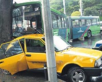 Beşiktaş İnönü Stadının önünde park halindeki taksiye vuran otobüs yol kenarındaki ağaca çarparak güçlükle durabildi. Günün en yoğun saatlerinde yaşanan kaza nedeniyle trafik uzun süre felç oldu.