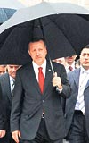 ŞEMSİYESİNİ KENDİSİ TAŞIDI Başkentte ani bastıran yağmur siyasilere de zor anlar yaşattı. Karayolları Genel Müdürlüğündeki tören çıkışında aracının bagajında yaz-kış bulunan şemsiyeyi alan Başbakan Erdoğan, bakan ve milletvekilleriyle birlikte makam aracına kadar yürüdü.
