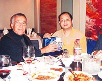 Donat, Prof. Huang Wei-min ve Bayta birlikte yemek yedi. 