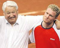 LK YELTSN KUTLADI Roddicki 5 set sren oyunun sonunda malup eden Tursunovu ilk kutlayan Rusya eski Devlet Bakan Boris Yeltsin oldu.