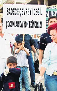 ALELER DE KATILDI... Hakkaride p toplayarak DTPli belediyeyi protesto eden askerlerin aileleri de eyleme destek verdi.