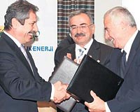 alk ve ENI grubunun ortaklk anlamasnda Enerji Bakan Gler de (ortada) bulunmutu.