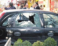 Silahl atma srasnda evredeki baz otomobil ve iyerlerinin camlarna da kurun isabet ettii grld.