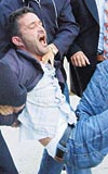 18 K GZALTINA ALINDI Tutuklu ve Hkml Aileleri Dayanma Dernei yeleri Erzurumdaki duruma knda pankart amak isteyince polis sert bir ekilde mdahale etti. 