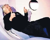 8 KYE UZAY TURU... Richard Bransonun 8 kiiyi tayacak arac SpaceshipTwo test uularna 2008de balayacak.