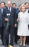 ANITA EYLE ZYARET .... Jacques Chirac ve ei Bernadette soykrm antn ziyaret etti.