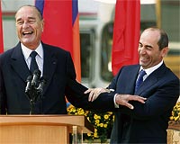 Jacques Chirac ve Ermenistan Cumhurbakan Koaryan, ziyaret boyu sk sk bylesine samimi grntler sergiledi.