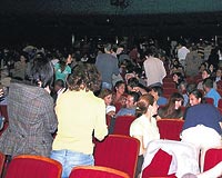 BAKAN KOA ARKALARINI DNDLER.... 1001 Belgesl Film Festivalinde konuan Atilla Ko, sahneye srtn dnen izleyicilerin alkl protestosuna karlk bir sre konumasna devam etti.
