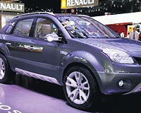 Renault Koleos.... Renault, 4x4 SUV segmentinde yer alacak Koleos konseptini ilk kez Pariste sergiledi.