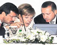 Babakan Tayyip Erdoan ile TOBB Bakan Rifat Hisarcklolu, konuk Babakan Merkele nndeki monitr kullanma konusunda yardmc oldu.