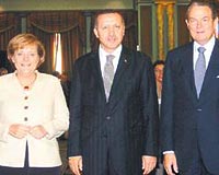 Babakan Erdoann konuu olarak Trkiyeye gelen Almanya Babakan Merkel, raan Saraynda dzenlenen toplantda Trk iadamlarn dinledi.