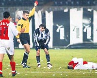 TARH MAIN HAKEMYD...   Cem Papila, 2003/04 sezonunda Beikta-Samsunspor man ynetmi ve 5 siyah-beyazl futbolcuya krmz kart gstermiti. Sahada 6 kii kalan Beikta, hkmen malup olmutu...