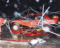 SERVİSLER ZARAR GÖRDÜ..... Antalyada sadece yarım saat süren şiddetli yağış ve fırtına, yarış ekiplerinin servis alanlarına büyük zarar verdi.