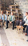 Yavuz Donat, Ulucami önünde Diyarbakırlılarla sohbet etti.