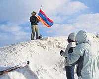 ERMEN BAYRAI DKMLERD Ermenilerin kutsal sayd youn ilgi gsterdii Ar Da sk takibe alnyor. Daha nce ilan edilen protokol Ermenilerin bir sre nce Ar Dana lkelerinin bayran ekmeleri zerine yeniden gncelletirildi.