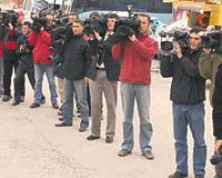 Evinde istirahat eden Babakan Erdoann oturduu sokak medya ordusu tarafndan kuatld. Habercilerin bekleyii gn boyu srd, ancak Babakan evinden kmad.