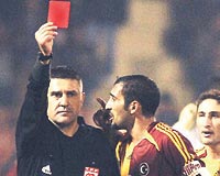 Orhan Ak, bu sezon Galatasarayda krmz kart gren ilk futbolcu oldu.