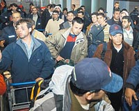 160 TÜRK İŞÇİ İSTANBULA GELDİ...  Kazak işçilerin saldırısına uğrayan 160 Türk işçi dün gece İstanbul Sabiha Gökçen Havalimanına geldi. İşçilerin yüzlerinde darp izleri olduğu görüldü.