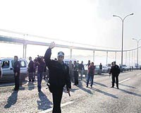 KPRYE PANKART ASTILAR... F Tipi cezaevlerini protesto eden TAYAD yeleri kprye 20 metrelik bir pankart ast. Polis 4 kiiyi gzaltna ald.