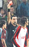Hafta sonu ligde F.Bahe ile oynayacak olan V.Manisada 7 golle takmn yldz olan Rafael, Trabzon manda +91de ift sar karttan atld ve cezal duruma dt.