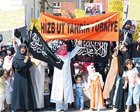 DAVETYE GNDERLD... 2005 ylnda Fatih Camisinde gsteri yapan yasad Hizb-ut Tahrir Ramazan Bayramnda da tebrik davetiyesi gnderdi.